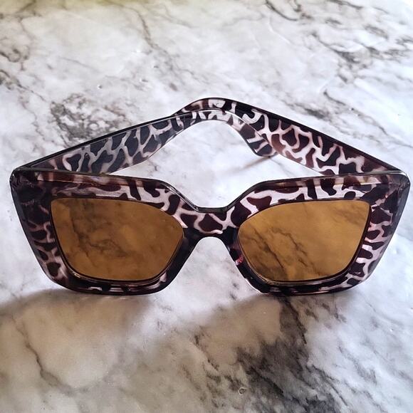 Leopard Print Sunglasses with Gold Lenses - Picture 2 of 10